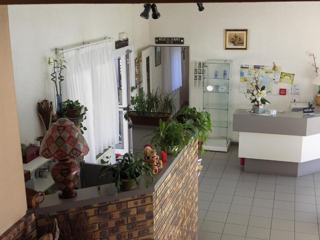 Hotel Du Commerce Tronget エクステリア 写真